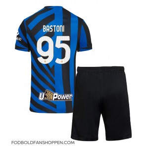 Inter Milan Alessandro Bastoni #95 Hjemmebanetrøje Børn 2024-25 Kortærmet (+ Korte bukser)